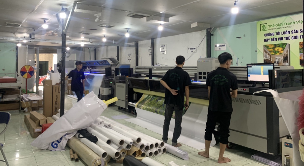 Bộ phận kỹ thuật và gia công tranh dán tường 3D công ty VIỆT AD